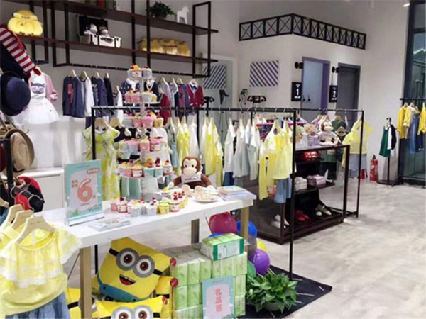 小猪乔至童装店铺展示
