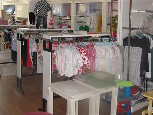 家婴坊童装店铺展示