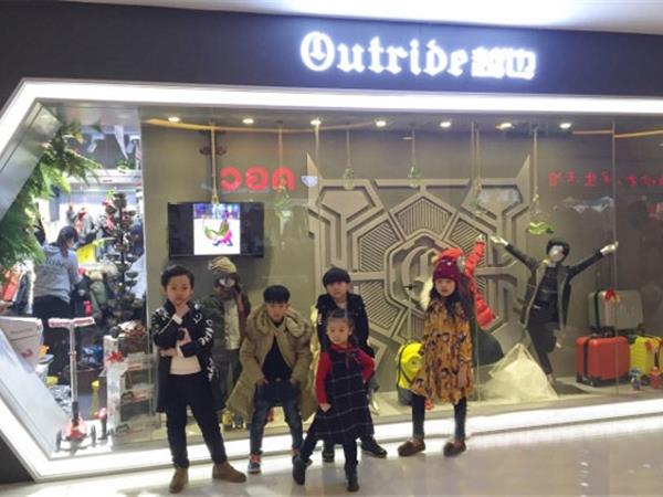 越也童装店铺展示