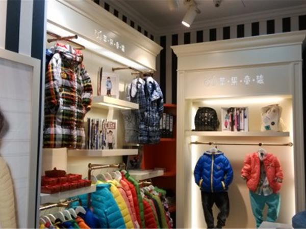 苹果童装店铺展示