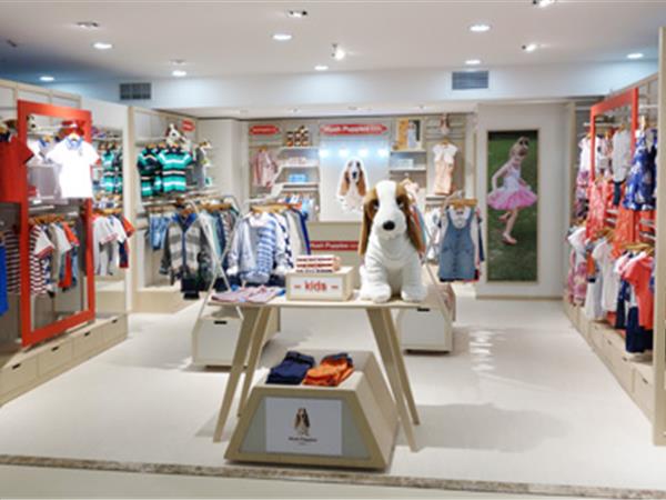 暇步士童装店铺展示