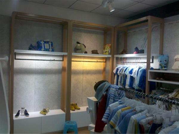 龙太子童装店铺展示