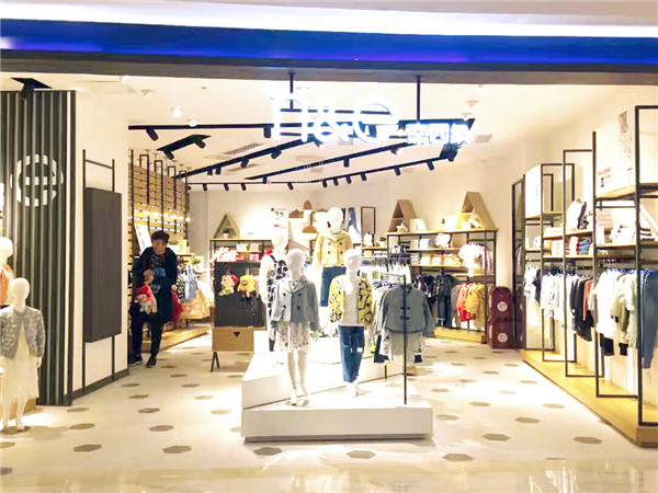 南西象童装店铺展示