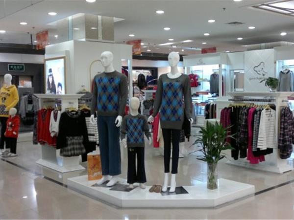 上流家族亲子装童装店铺展示