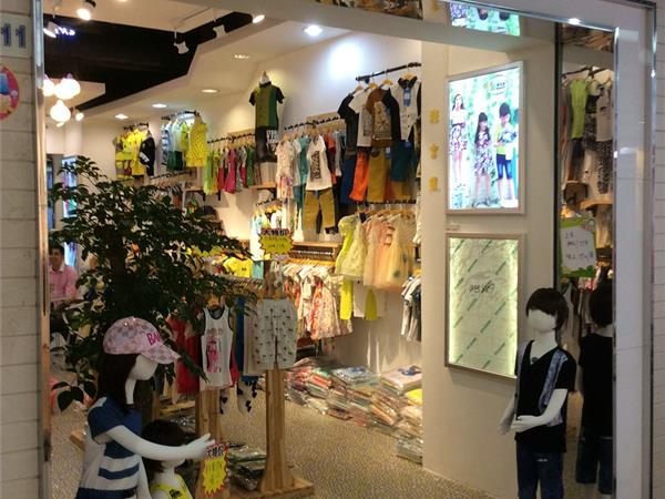 童翠屋童装店铺展示