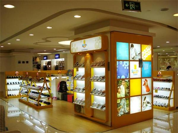 四季熊童装店铺展示