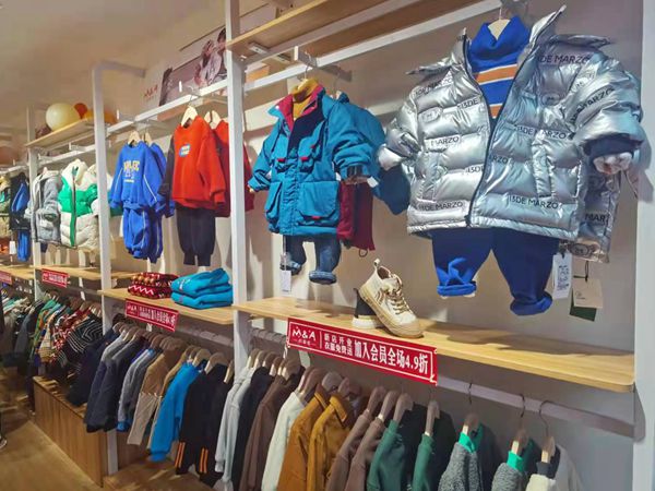 妈爱家童品童装店铺展示
