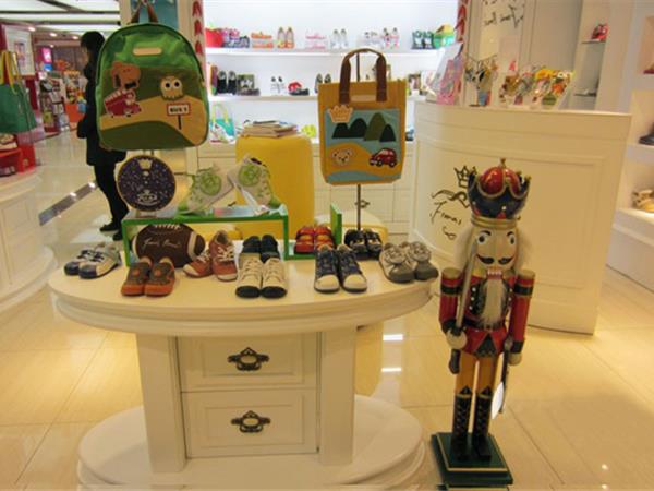 费尔的王子童装店铺展示