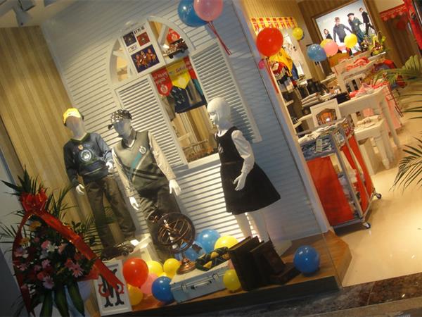 七匹狼童装店铺展示