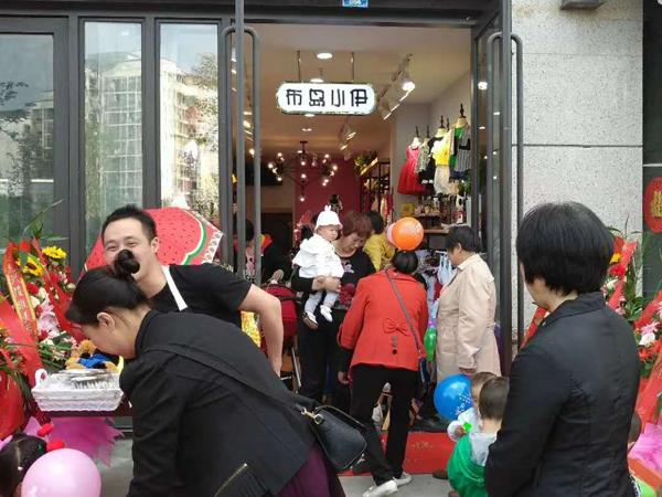 布岛小伊童装店铺展示