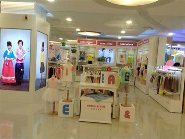 安娜&爱登童装店铺展示