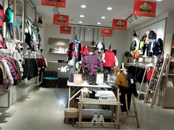 萌度童装店铺展示