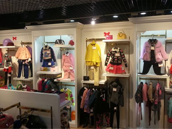 柏惠信子童装店铺展示