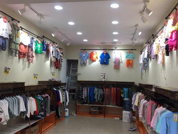 小衣部落童装店铺展示