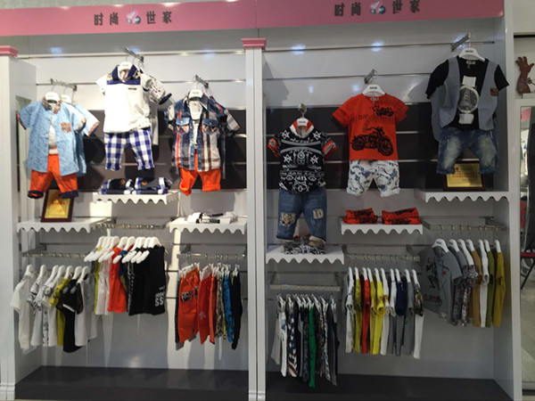 时尚世家童装店铺展示