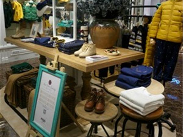 马骑顿童装店铺展示