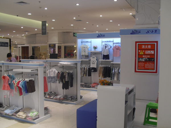 茜诗尔童装店铺展示