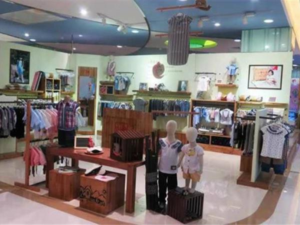 小巷三寻童装店铺展示