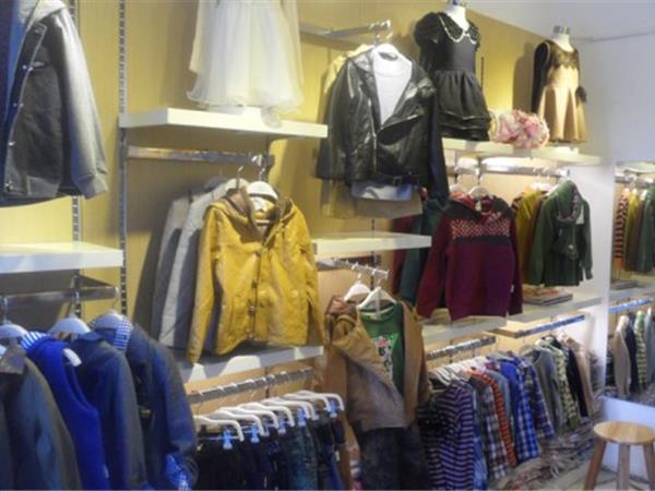 俄梅戛童装店铺展示
