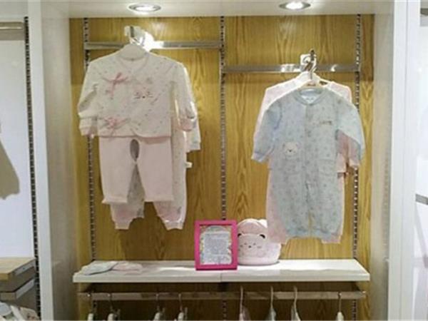金色童年童装店铺展示
