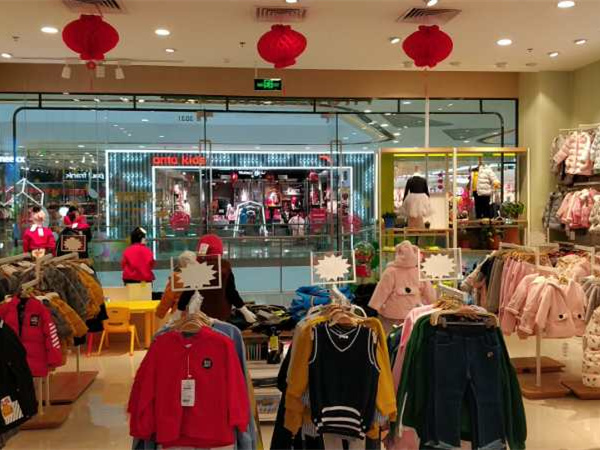 青蛙王子童装店铺展示