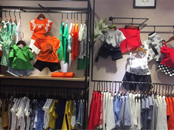 态熊童装店铺展示