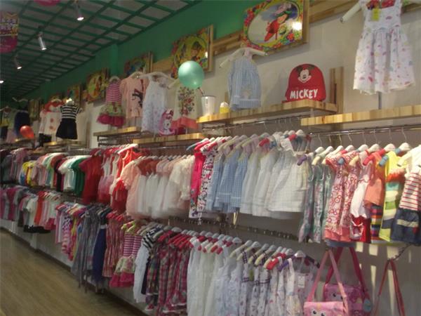 爱宝屋童装店铺展示