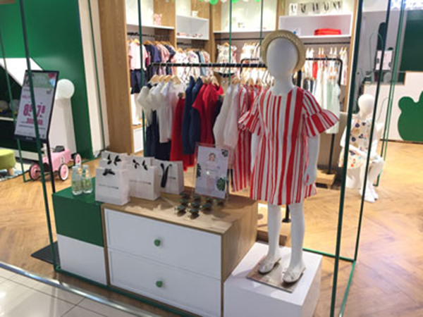 艾卡米勒童装店铺展示