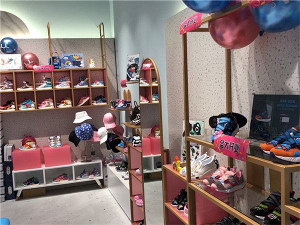 班队长童装店铺展示