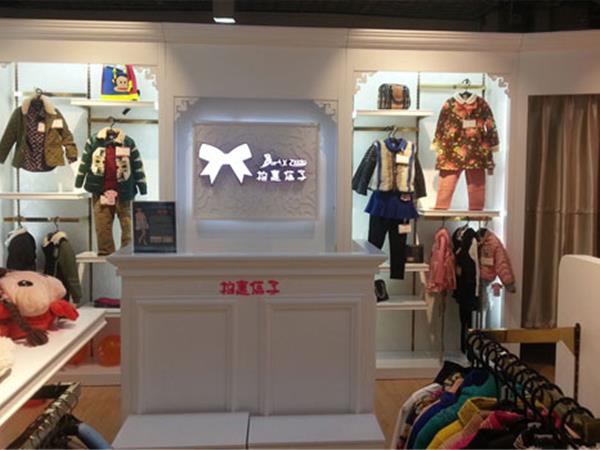 柏惠信子童装店铺展示
