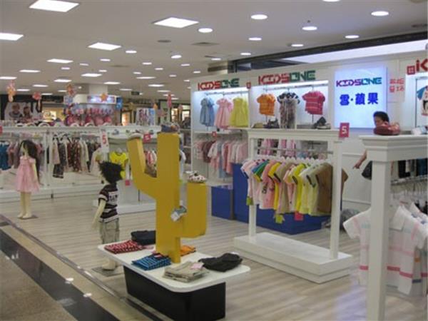 雪苹果童装店铺展示