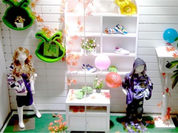 小毛虫童装店铺展示