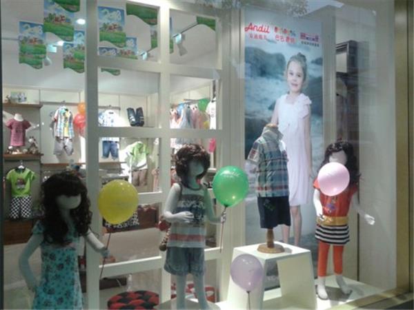 安迪鹿儿童装店铺展示