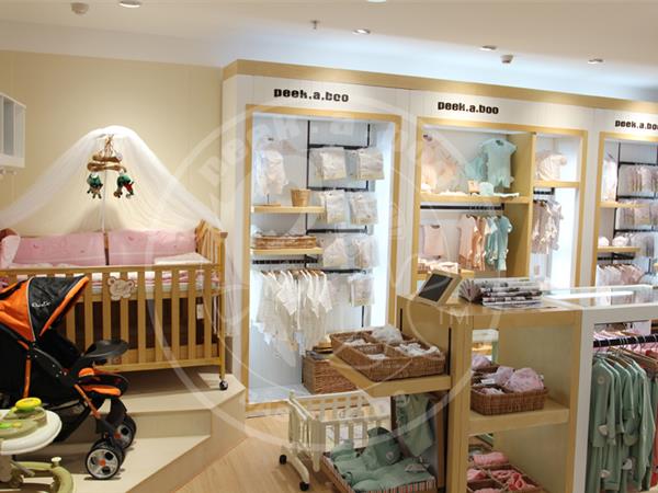 皮卡泡泡童装店铺展示