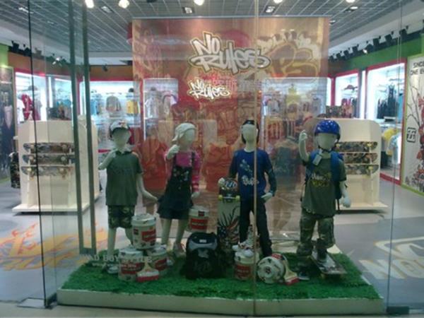诺路斯童装店铺展示