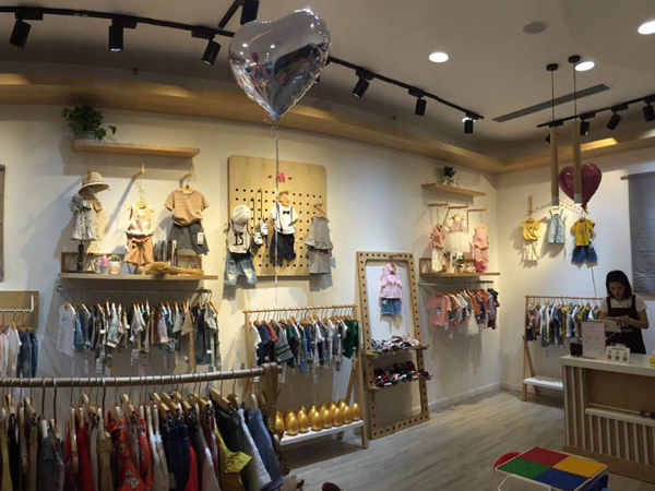 萌度童装店铺展示