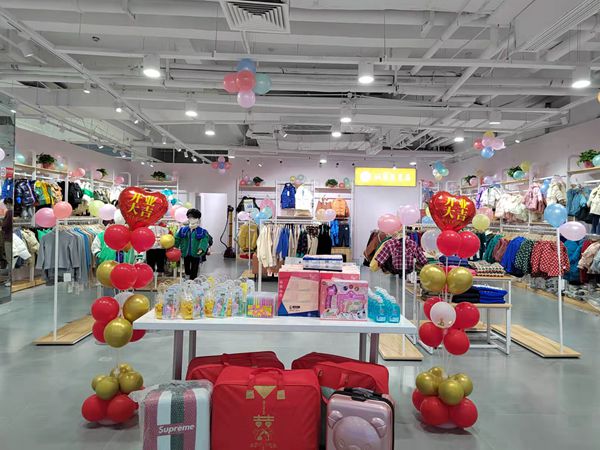 妈爱家童品童装店铺展示