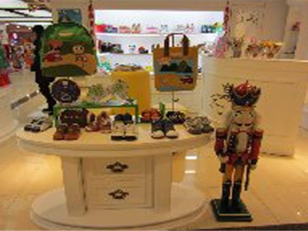 费尔的王子童装店铺展示