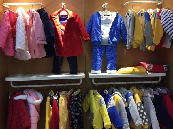咔咔小象童装店铺展示