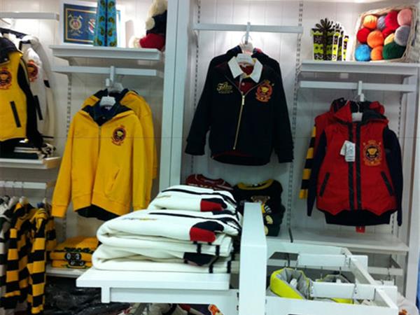 法米尼童装店铺展示