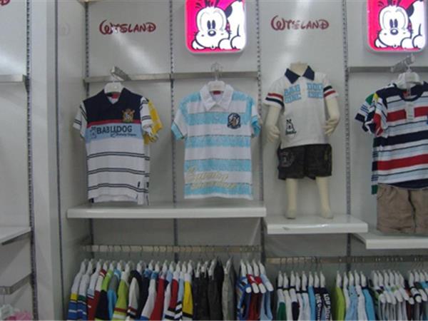 卡通嘉年华童装店铺展示