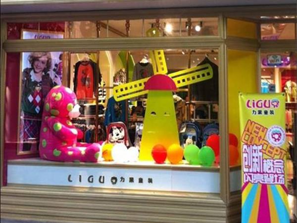 力果童装店铺展示