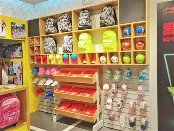 李宁童装店铺展示