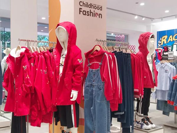 以纯童装店铺展示