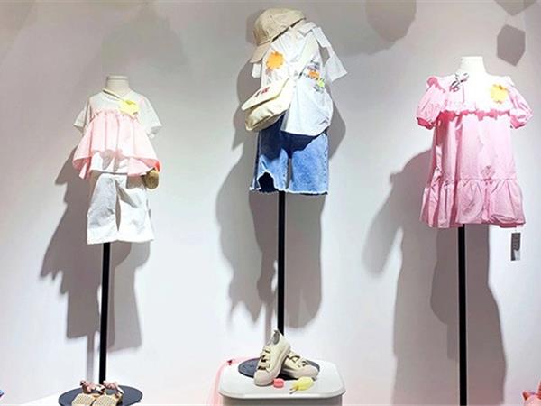 爱西西童装店铺展示