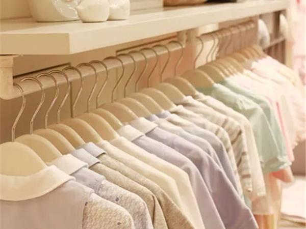 丽婴房童装店铺展示