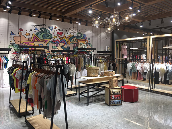 天天向上童装店铺展示