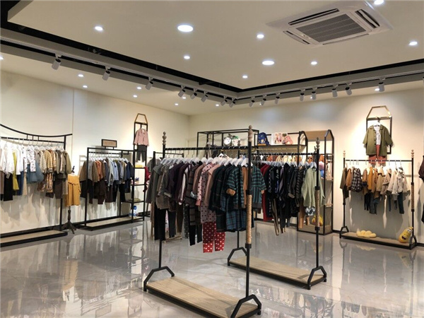 宠来宠趣童装店铺展示