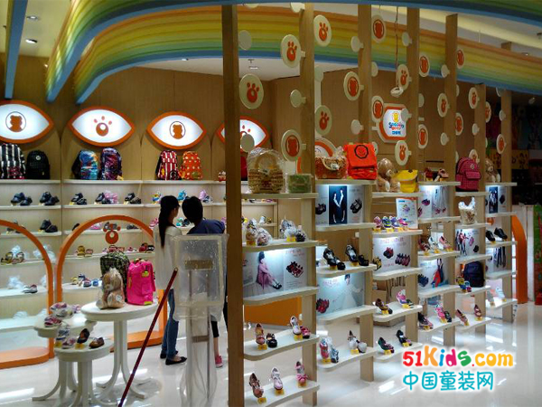 四季熊童装店铺展示