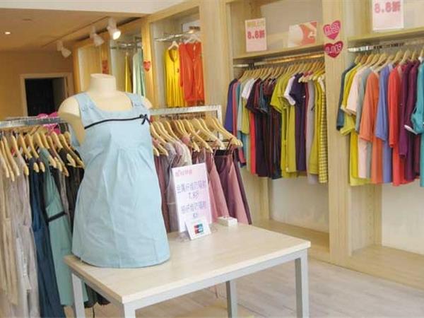 碧邦童装店铺展示